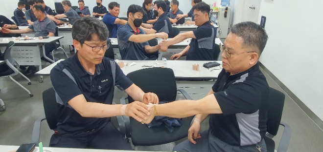 기아자동차는 지난 5월부터 9월까지 기아서비스센터 현업 종사자를 포함한 근골격계 부담 작업 업무에 종사하는 전국 18개 센터의 1577명 직원을 대상으로 근골격계 질환 예방 교육을 진행했다. 사진제공=KHSE.