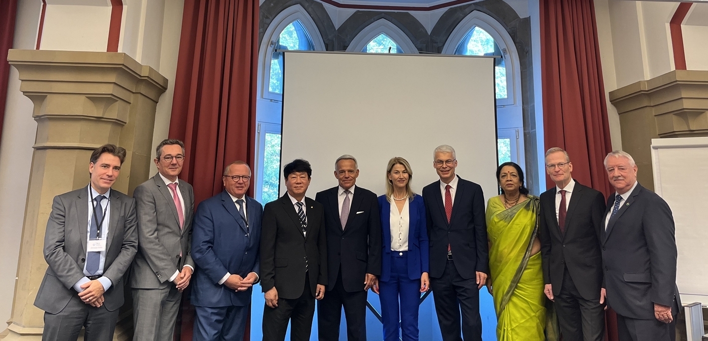 ‘제15차 국제라이파이젠연맹 연차총회’에서 새로 선출된 IRU 이사들이 기념촬영을 하고 있다. 좌측 네번째 김윤식 신협중앙회장./ 사진 = 신협중앙회