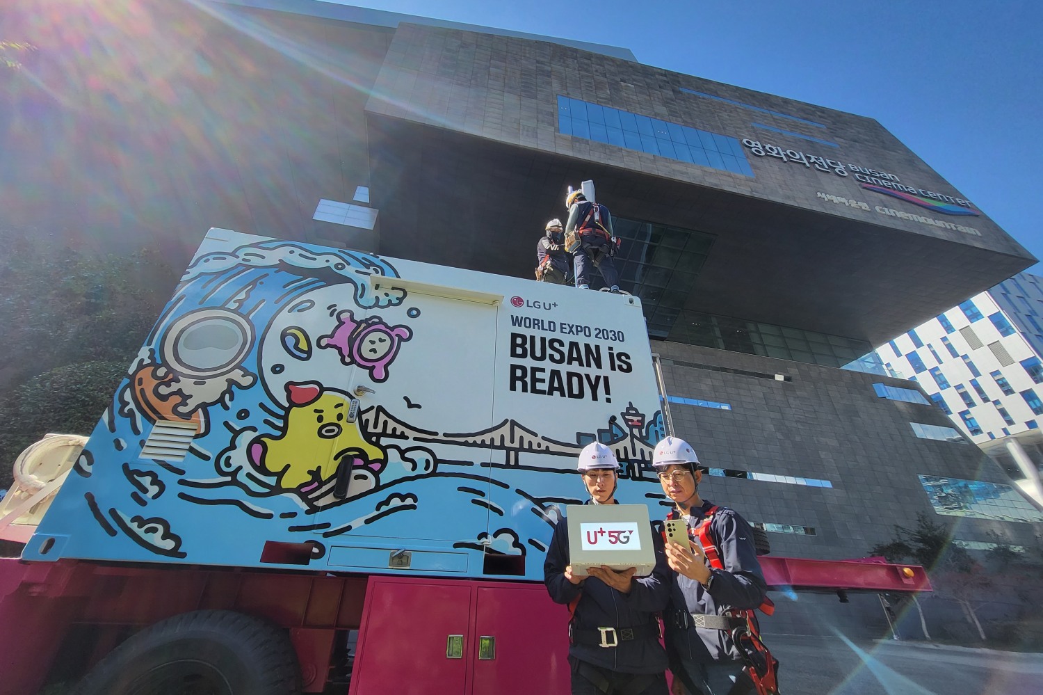 LG유플러스가 ‘2030 부산세계박람회(부산엑스포)’ 유치를 응원하기 위해 전 세계 영화인들이 모이는 부산국제영화제 현장에 부산엑스포의 유치를 기원하는 메시지를 랩핑한 이동기지국을 운영한다./사진제공=LG유플러스사진은 부산국제영화제 현장에 설치된 부산엑스포 유치 응원 이동기지국 차량의 모습
