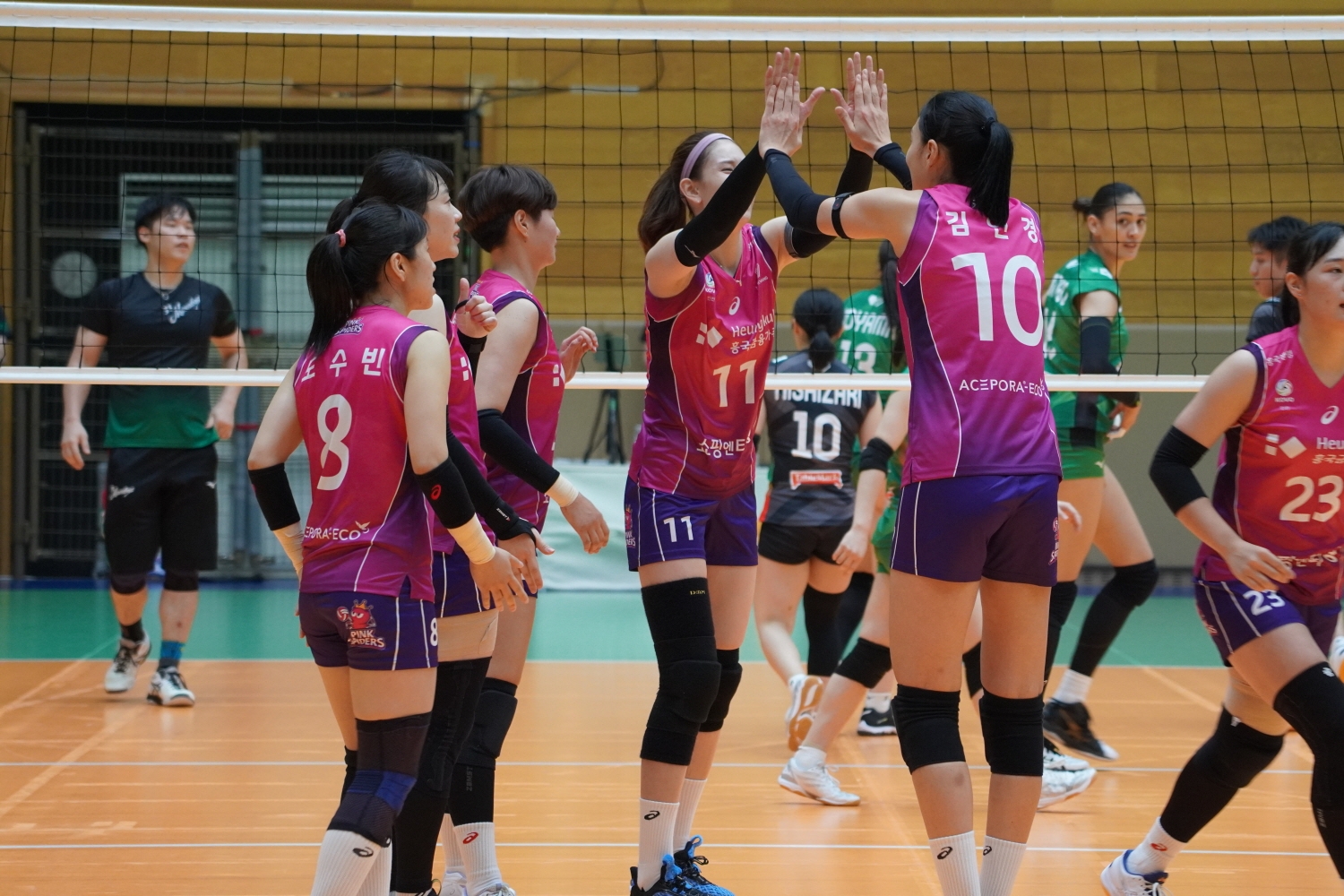 쇼핑엔티가 4년 연속흥국생명 핑크스파이더스와 유니폼 스폰서십을 체결했다. /사진제공=쇼핑엔티