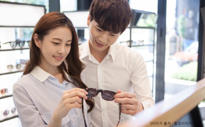 고객들이 케미렌즈(대표 박종길) 선글라스를 살펴보고 있다. 〈사진제공=케미렌즈〉