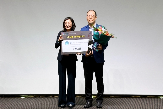 두산그룹(회장 박정원)은 17일, 서울시 강남구 소노펠리체 컨벤션에서 개최된 ‘IDC 퓨처 엔터프라이즈 어워드(Future Enterprise Awards)’ 시상식에서 국내 ‘미래의 인텔리전스’ 부문 최우수기업으로 선정돼 수상했다. 사진제공=두산그룹.