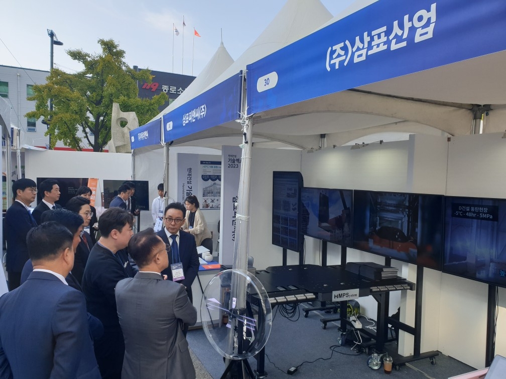 지난 12일부터 이틀간 서울 종로구에서 열린 ‘현대건설 기술 엑스포 2023’ 행사장에서 이종석 삼표산업 대표가 주요 전시 부스를 둘러보고 있다. / 사진제공=삼표그룹