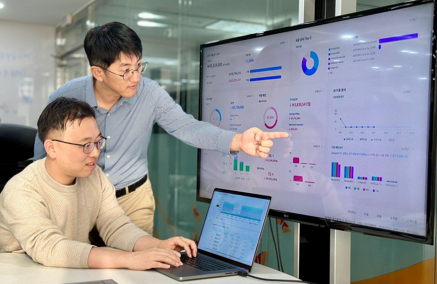 SK텔레콤이 AI기술로 기업 클라우드 비용을 줄여주는 클라우드 관리 플랫폼 '클라우드 레이다(Cloud Radar) 2.0’을 출시했다. 사진은 SK텔레콤 직원들이 클라우드 레이다 2.0을 이용해 고객사의 클라우드 비용 절감 방안을 협의하는 모습./사진제공=SK텔레콤