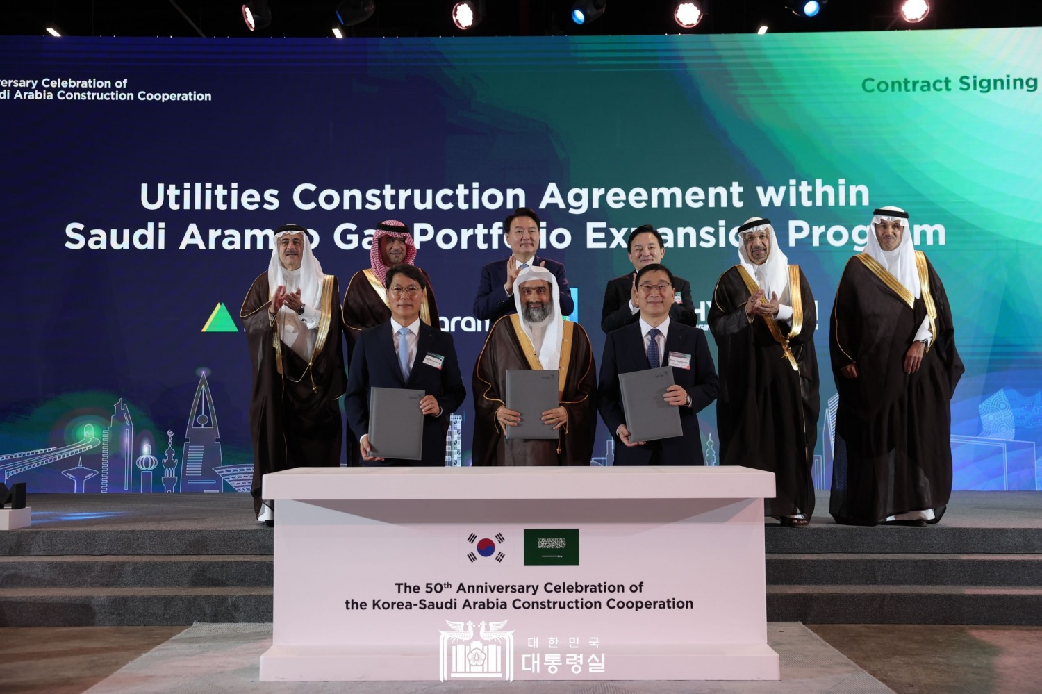 1열 좌측부터 홍현성 현대엔지니어링 대표, 와일 알 자파리 아람코 부사장, 윤영준 현대건설 대표, 2열 좌측부터 아민 알 나세르 아람코 CEO, 마지드 알 호가일 사우디 주택부장관, 윤석열 대통령, 원희룡 국토부장관, 칼리스 알 팔리 사우디 투자부장관, 살레 알 자세르 사우디 교통부장관 / 사진제공=대한민국 대통령실