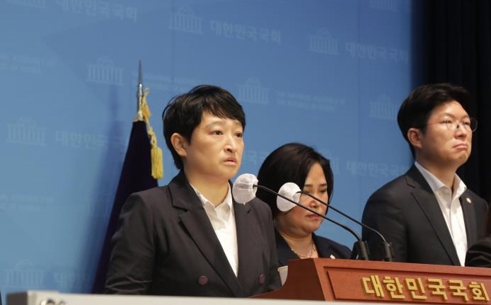 김선영 용산구의원이 국민의힘 탈당 기자회견에서 발언하는 모습./사진제공=더불어민주당 서울시당
