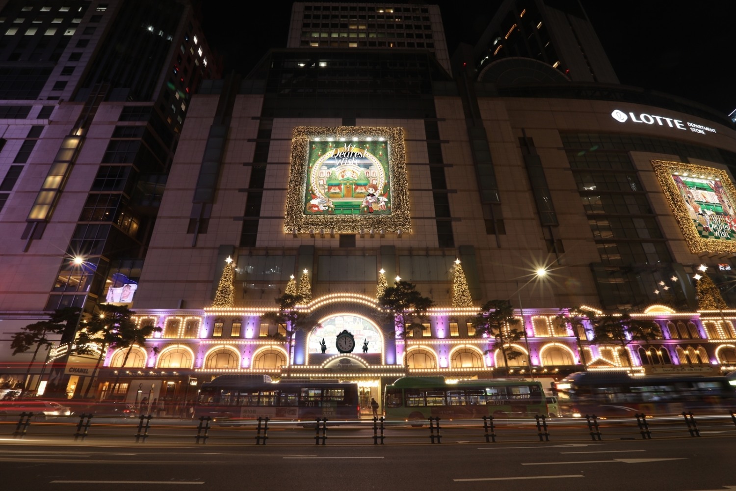 롯데백화점 본점에 켜진 크리스마스 조명. /사진제공=롯데백화점