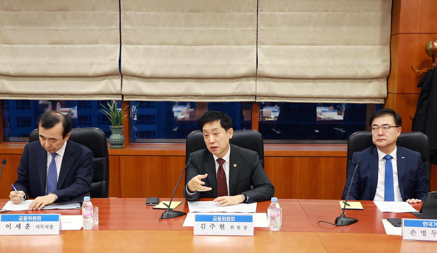 김주현 금융위원장이 6일 오전 서울 여의도 금융투자협회에서 개최한 금융업권협회장 간담회에서 금융업권협회 회장단 및 한국거래소 이사장과 만나 최근 금융현안에 대해 논의했다./사진제공=금융위