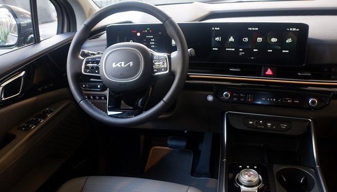 4세대 카니발 페이스리프트 내부.