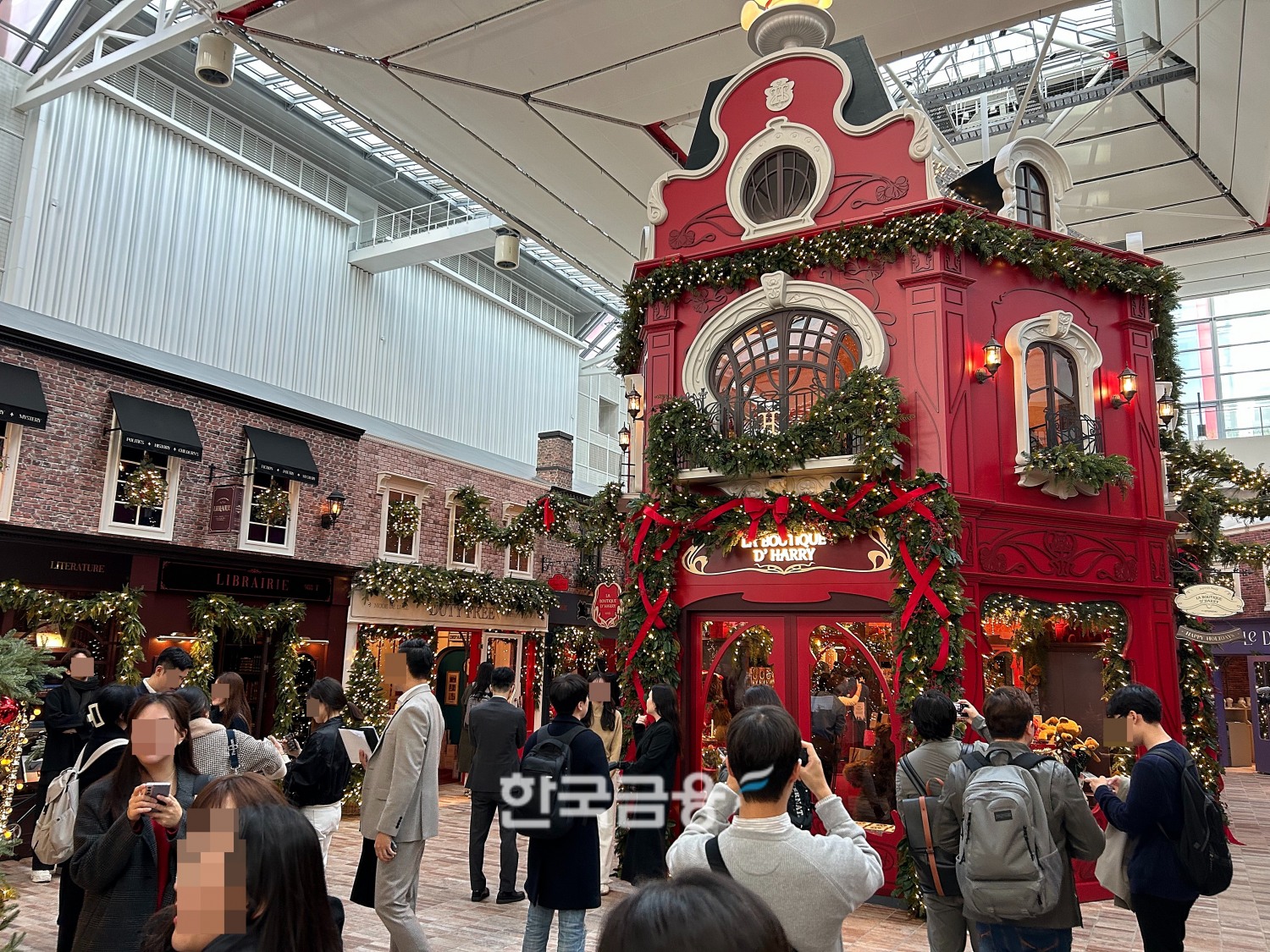 더현대서울 5층 사운즈 포레스트 내 마련된 크리스마스 h빌리지. /사진=박슬기 기자