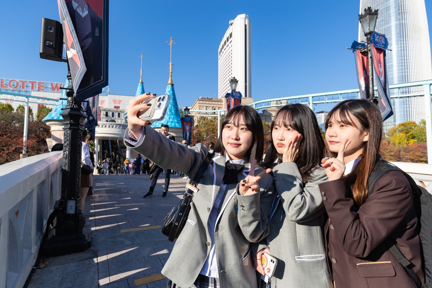 매직아일랜드에서 인증샷 찍는 학생들의 모습. /사진제공=롯데월드