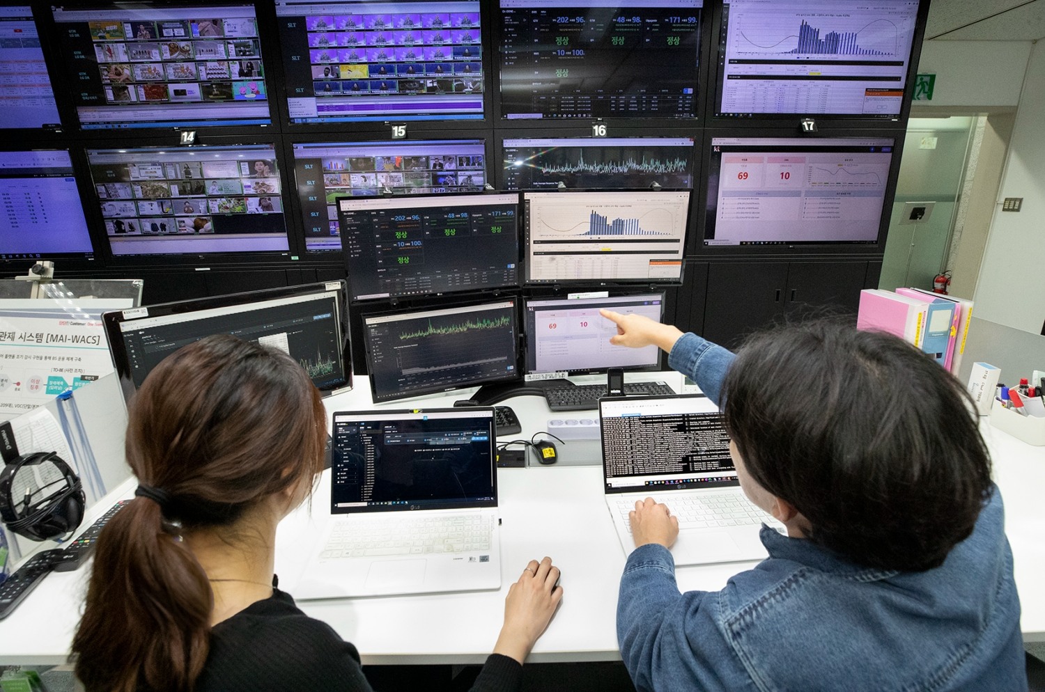 KT가 AI(인공지능) 기술로 KT 미디어 플랫폼을 자동 관제하는 ‘어드밴스드 닥터지니’를 개발해 KT여의도타워 내 미디어센터에 적용했다. / 사진제공=KT