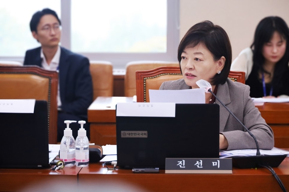 국회 기획 재정위원회 소속인 진선미 더불어민주당 서울 강동구갑 국회의원이 2023년 10월 26일 기획 재정위원회 국정감사에서 발언하고 있다./사진=진선미 의원 블로그