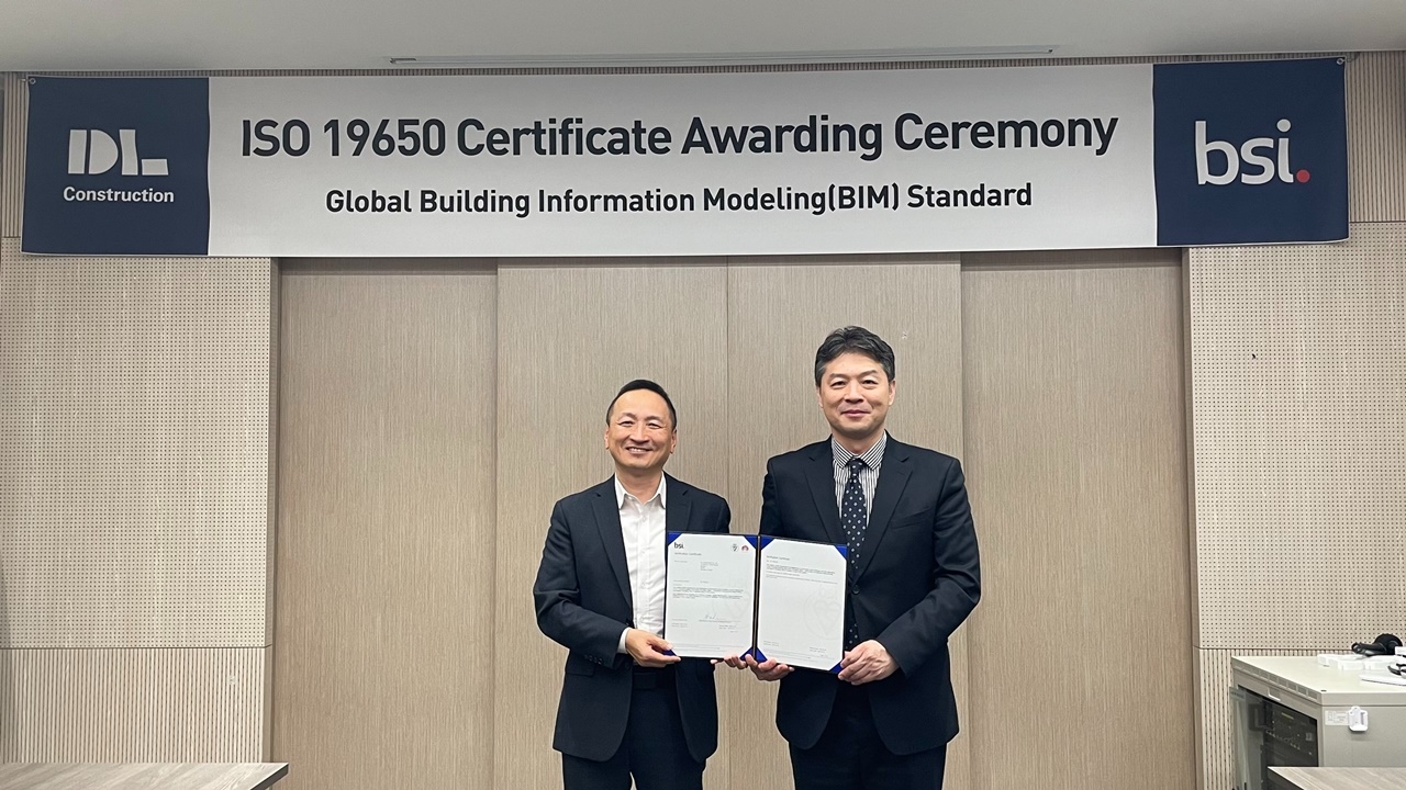 DL건설 박유신 주택건축사업본부장(왼쪽)과 임성한 BIS코리아 대표가 기념 촬영을 하는 모습./사진제공=DL건설
