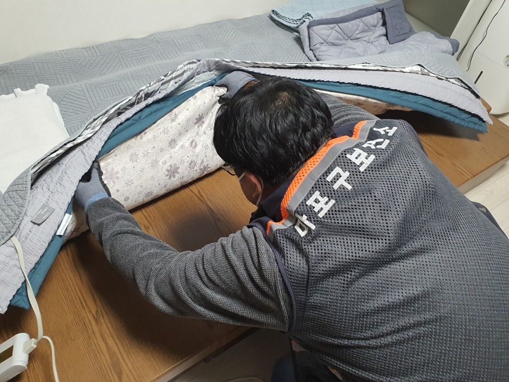 마포구보건소 직원이 빈대 의심 신고가 접수돼 현장에서 빈대 여부를 확인하고 있다./사진제공=마포구