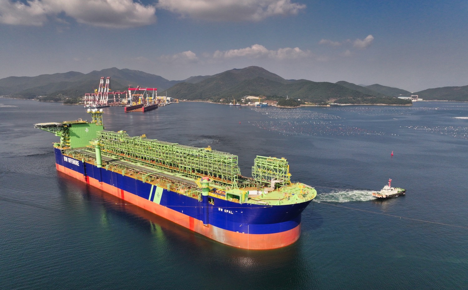 경남 고성군 소재 SK오션플랜트 생산기지에서 호주 바로사 FPSO 선체(Hull)이 출항하고 있다. / 사진제공=SK오션플랜트