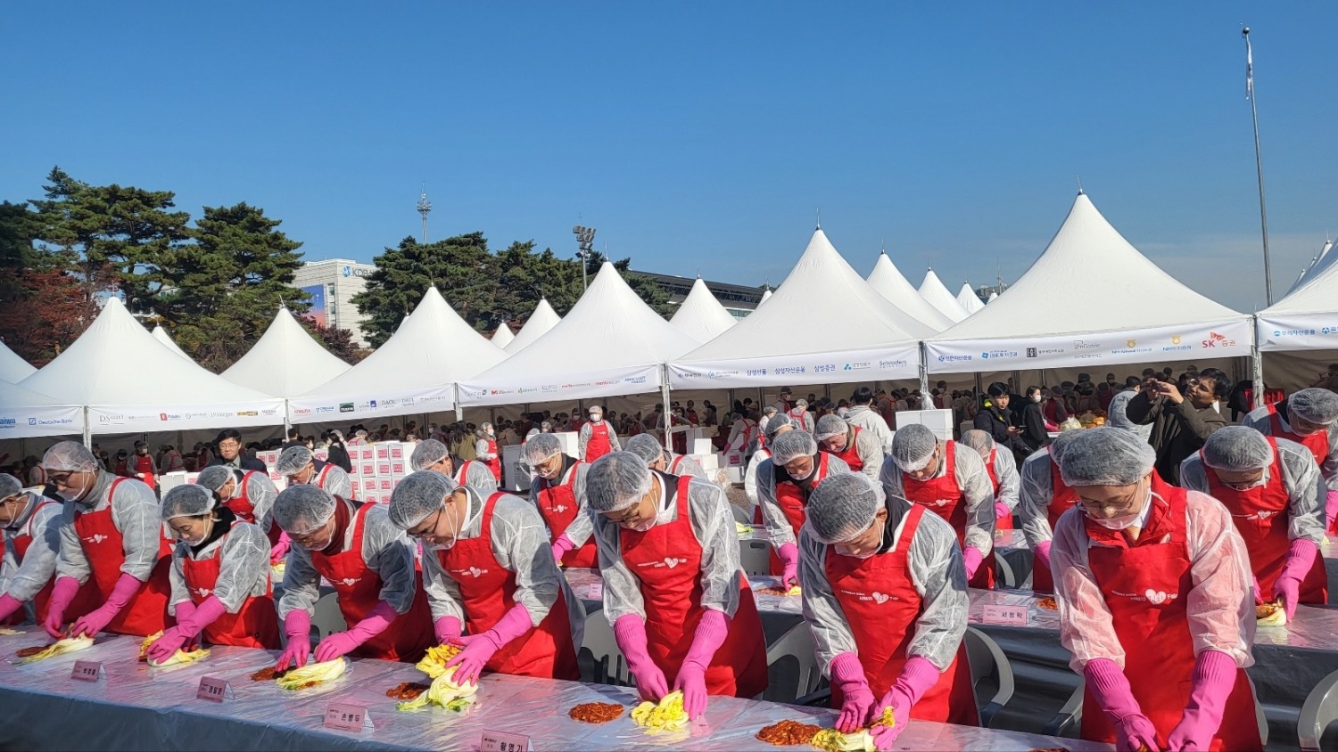 금융투자협회는 14일 오전 11시 여의도공원에서 금투업계 및 증권유관기관과 공동으로 '제13회 사랑의 김치 페어(Fair)' 김장행사를 실시했다. 금투 CEO(최고경영자) 등 참석자들이 김치 명인의 강의를 듣고 김장을 하고 있다. / 사진= 한국금융신문(2023.11.14)