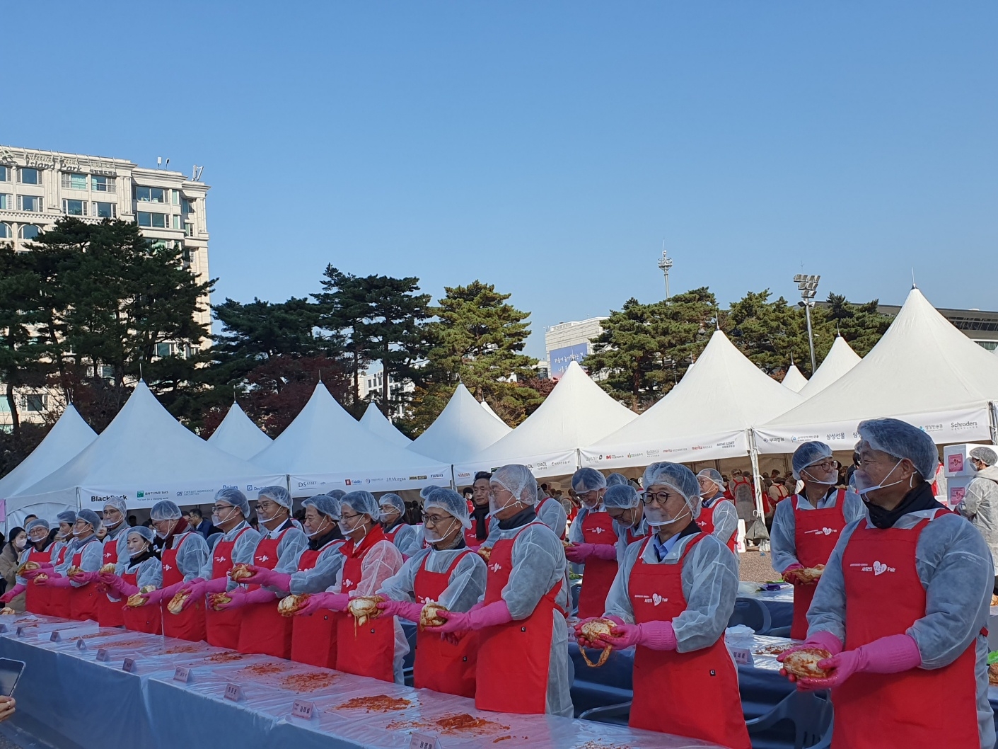 금융투자협회는 14일 오전 11시 여의도공원에서 금투업계 및 증권유관기관과 공동으로 '제13회 사랑의 김치 페어(Fair)' 김장행사를 실시했다. 금투 CEO(최고경영자) 등이 동그랗게 포기를 만든 김치를 들고 있다. / 사진= 한국금융신문(2023.11.14)