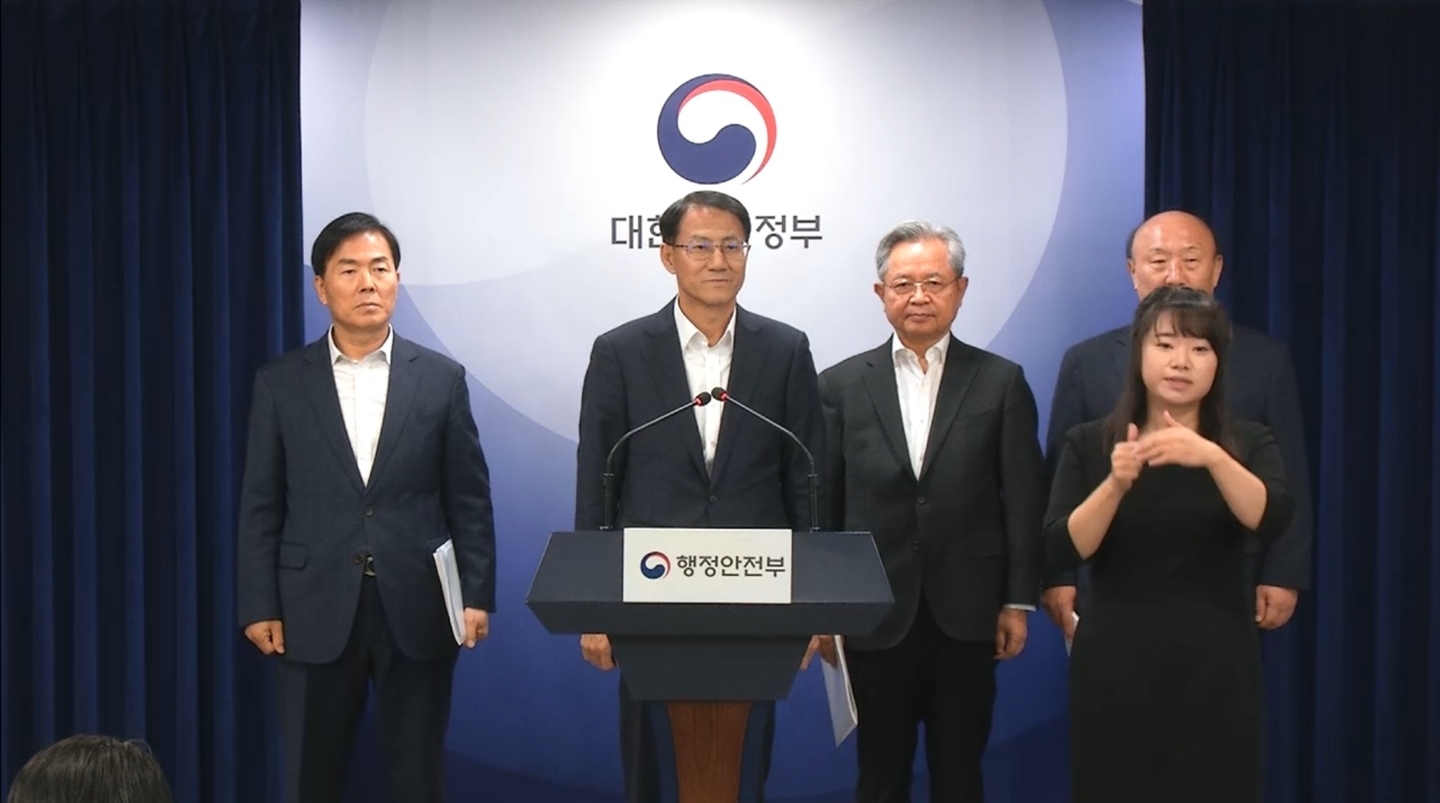 김성렬 새마을금고 경영혁신위원장(왼쪽에서 두번째)이 14일 오후 정부서울청사 본관에서 진행된 ‘새마을금고 경영혁신안 관련 합동 브리핑’에서 발언하고 있다./ 사진 = e브리핑 갈무리