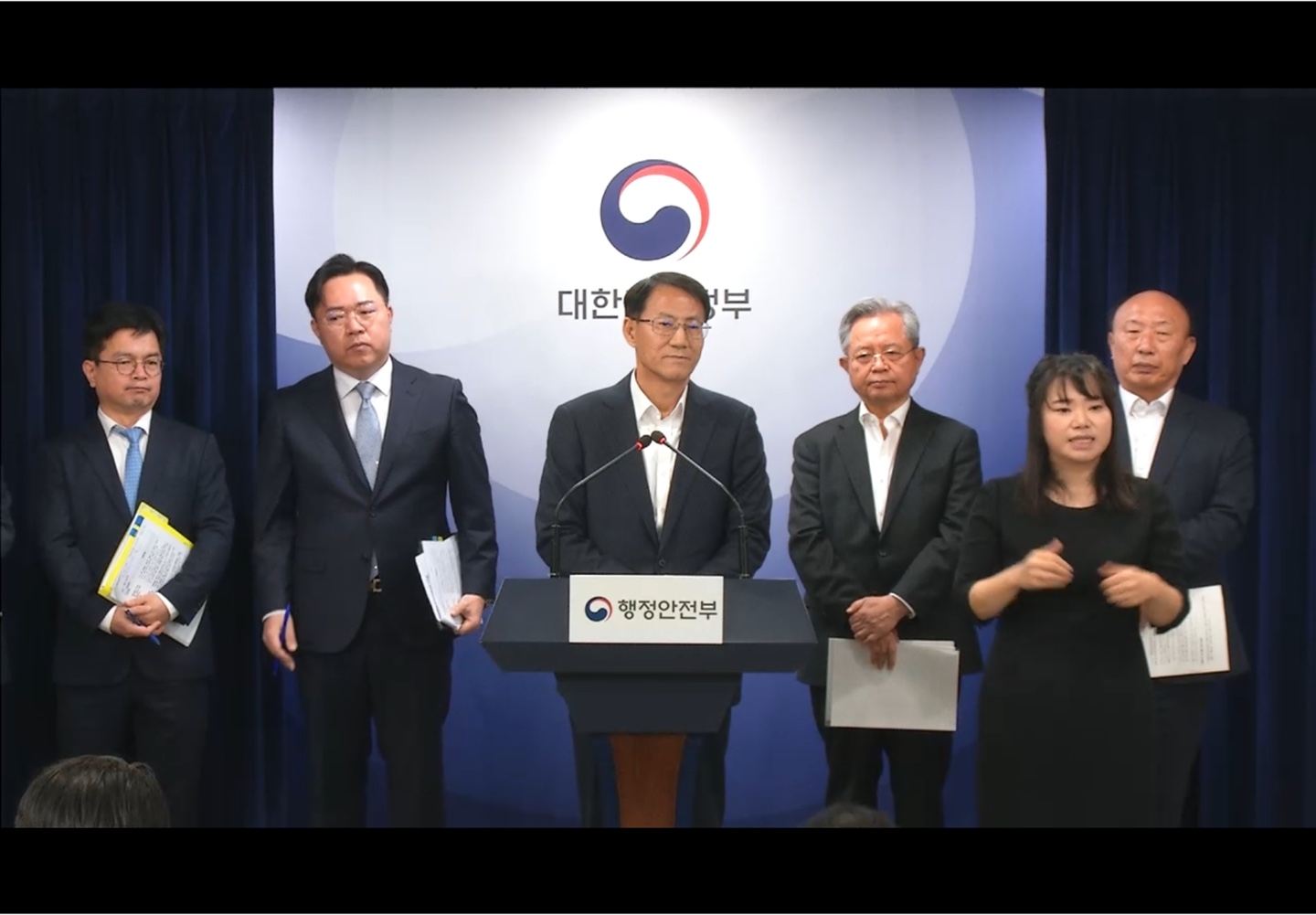 김성렬 새마을금고 경영혁신위원장(왼쪽에서 두번째)이 14일 오후 정부서울청사 본관에서 진행된 ‘새마을금고 경영혁신안 관련 합동 브리핑’에서 발언하고 있다./ 사진 = e브리핑 갈무리