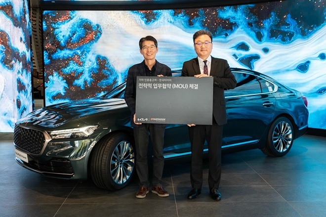 권혁호 기아 국내사업본부장 부사장(왼쪽)과 박종호 한국타이어 한국사업본부장. 사진제공=기아.