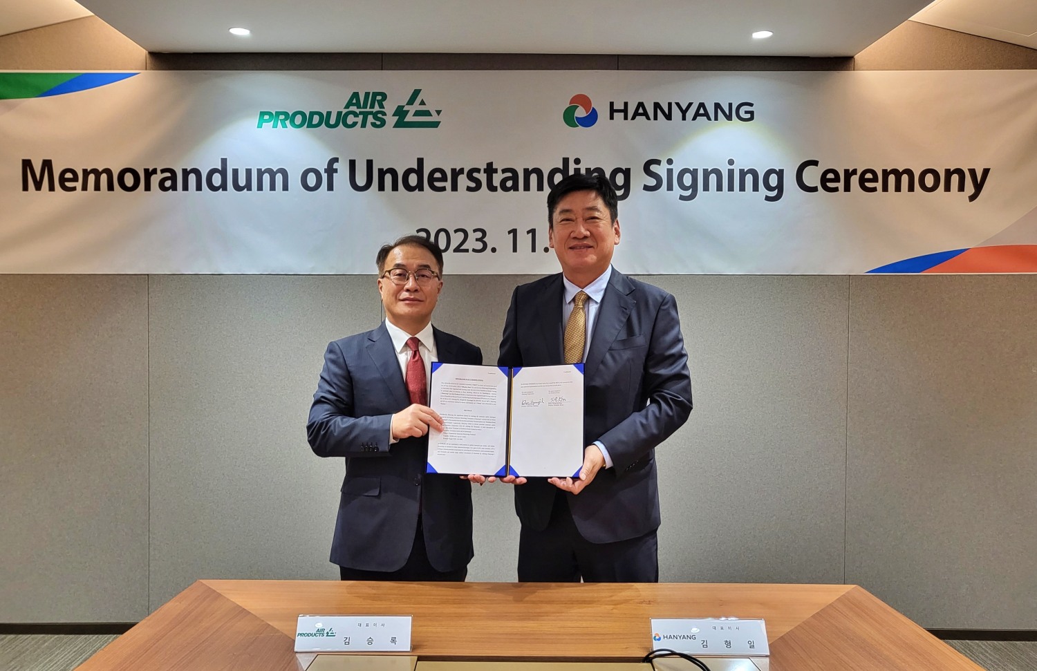 왼쪽부터 Air Products Korea 김승록 대표이사, 한양 김형일 대표이사 부회장 / 사진제공=한양