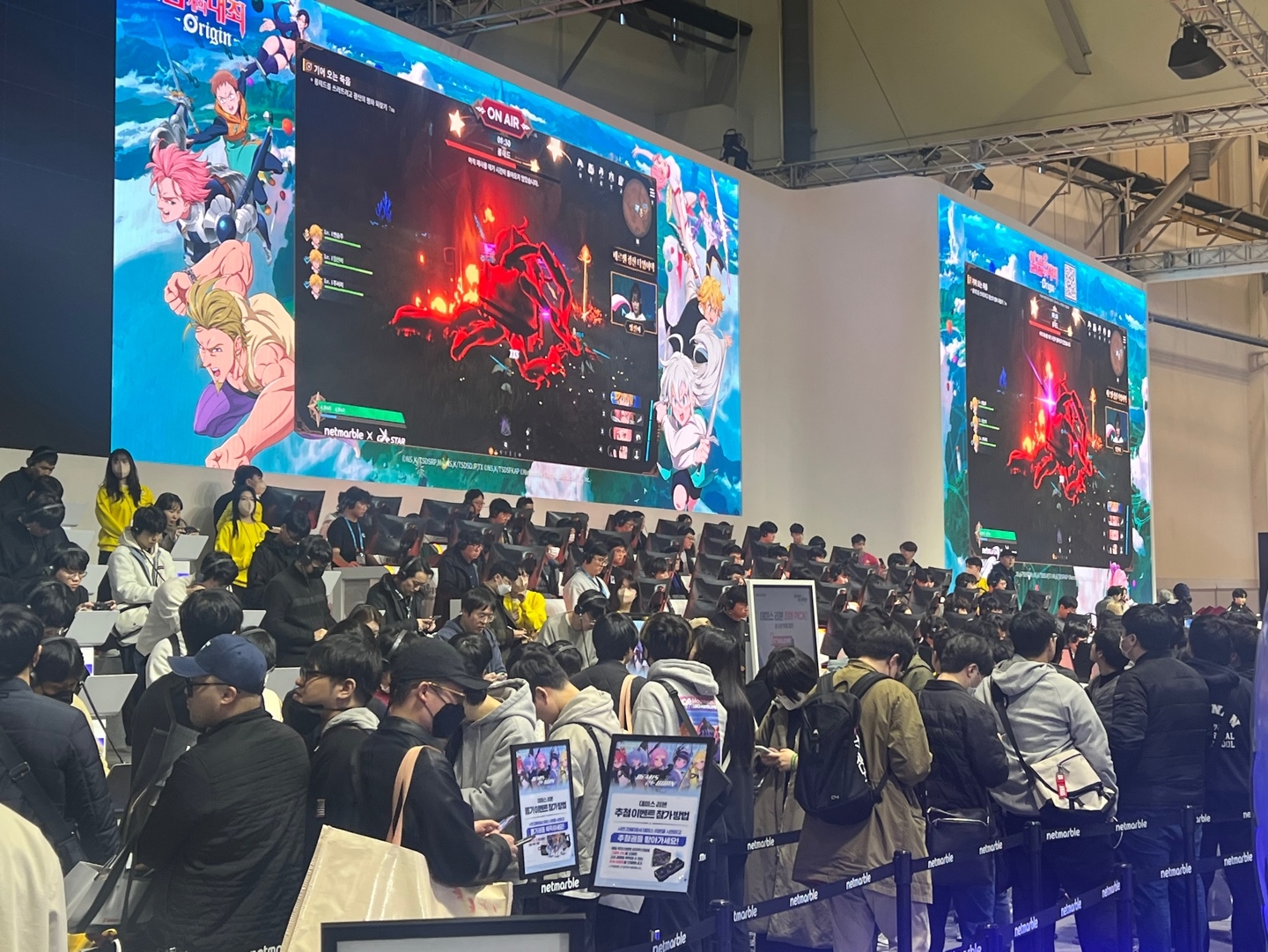 지난 17일 '지스타 2023' 내 넷마블 부스를 방문한 관람객들이 '일곱 개의 대죄: 오리진' 시연을 위해 줄을 서고 있다. / 사진=이주은기자