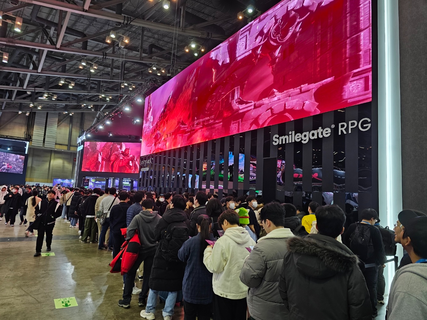 '지스타 2023' BTC 부스 내 스마일게이트 RPG 부스를 찾은 관람객들이 '로스트아크 모바일' 시연을 위해 대기하고 있다. / 사진=이주은 기자