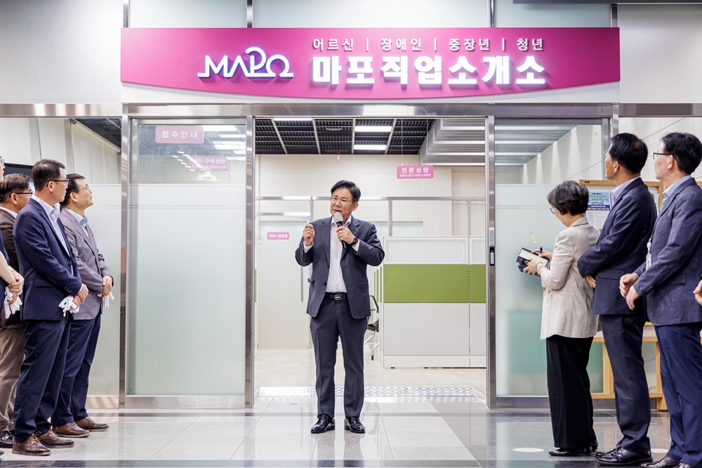 박강수 마포구청장이 구인 구직 연계를 위한 마포직업소개소에서 발언하는 모습./사진제공=박강수