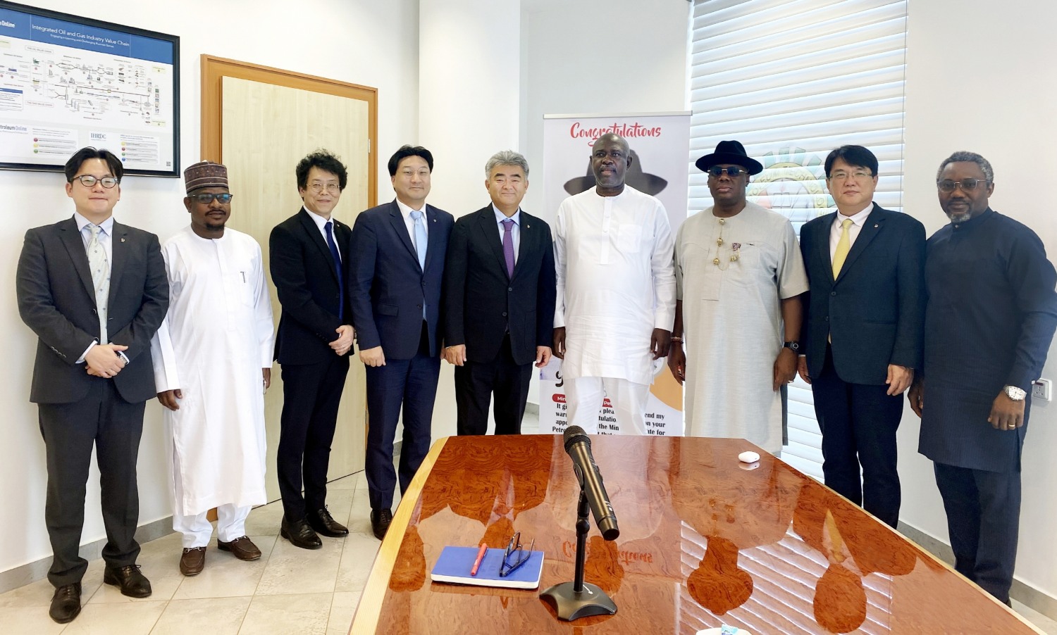 대우건설 정원주 회장(가운데 왼쪽)이 지난 16일 나이지리아 석유부 하이네켄 록포베리 장관을 만나 기념촬영을 하고 있다. / 사진제공=대우건설