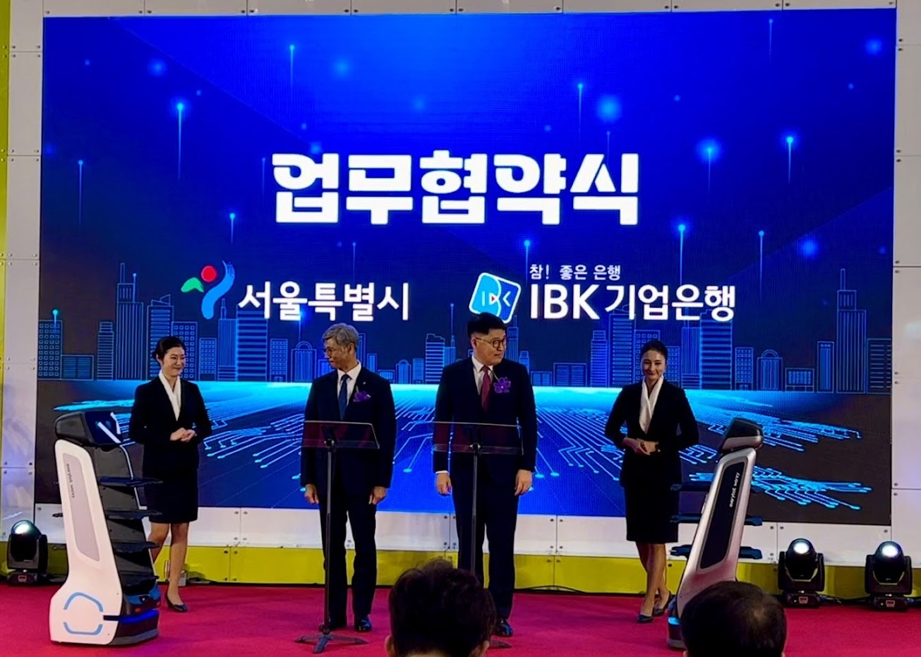 홈서비스 로봇 선도 기업 ‘에브리봇’(대표 정우철)의 서빙 로봇 ‘워키T9’이 2023년 11월 21일, 서울특별시(시장 오세훈)‧IBK기업은행(행장 김성태) 주최 ‘참 좋은 동행 일자리 박람회’에서 임문택 IBK기업은행 부행장(왼쪽)과 김태균 서울특별시 경제정책실장에게 업무협약식 협약서를 전달하고 있다./사진제공=투자홍보(IR‧Investor Relations) 컨설팅 전문 기업 ‘IR큐더스’(대표 이준호‧이종승)