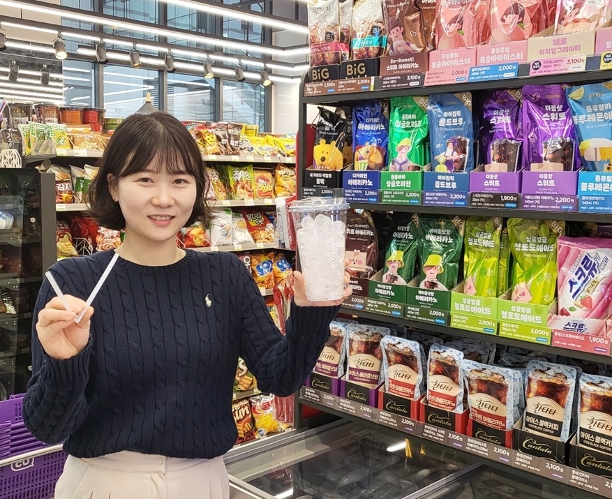 CU는 지속적으로 친환경 소비를 적극 권장하며 종이 빨대 사용을 기존대로 유지한다고 밝혔다. /사진제공=BGF리테일