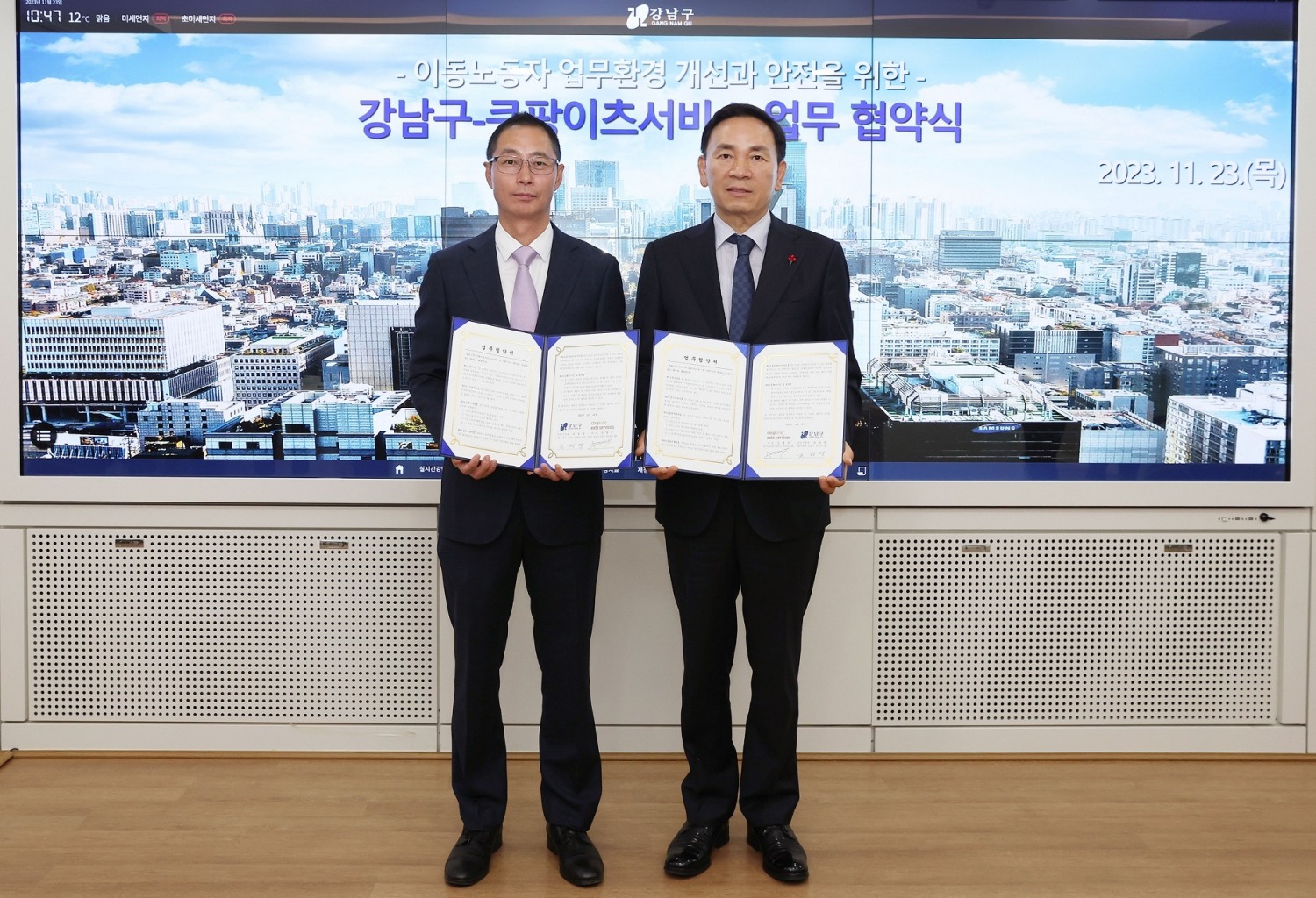 쿠팡이츠서비스와 강남구가 라이더 안전을 위한 업무 협약식을 맺었다.김명규 쿠팡이츠서비스 대표(왼쪽), 조성명 강남구청장/사진제공=쿠팡