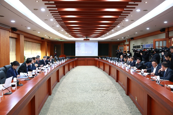 금융감독원은 24일 여의도 금융투자협회에서 김정태 부원장보 주재로 유관기관인 한국거래소, 금융투자협회, 주관사로써 5개 증권사(미래, KB, 신한, 대신, 신영), 또 코스닥협회와 'IPO 시장의 공정과 신뢰 제고를 위한 간담회’를 개최했다. / 사진제공= 금융감독원(2023.11.26)