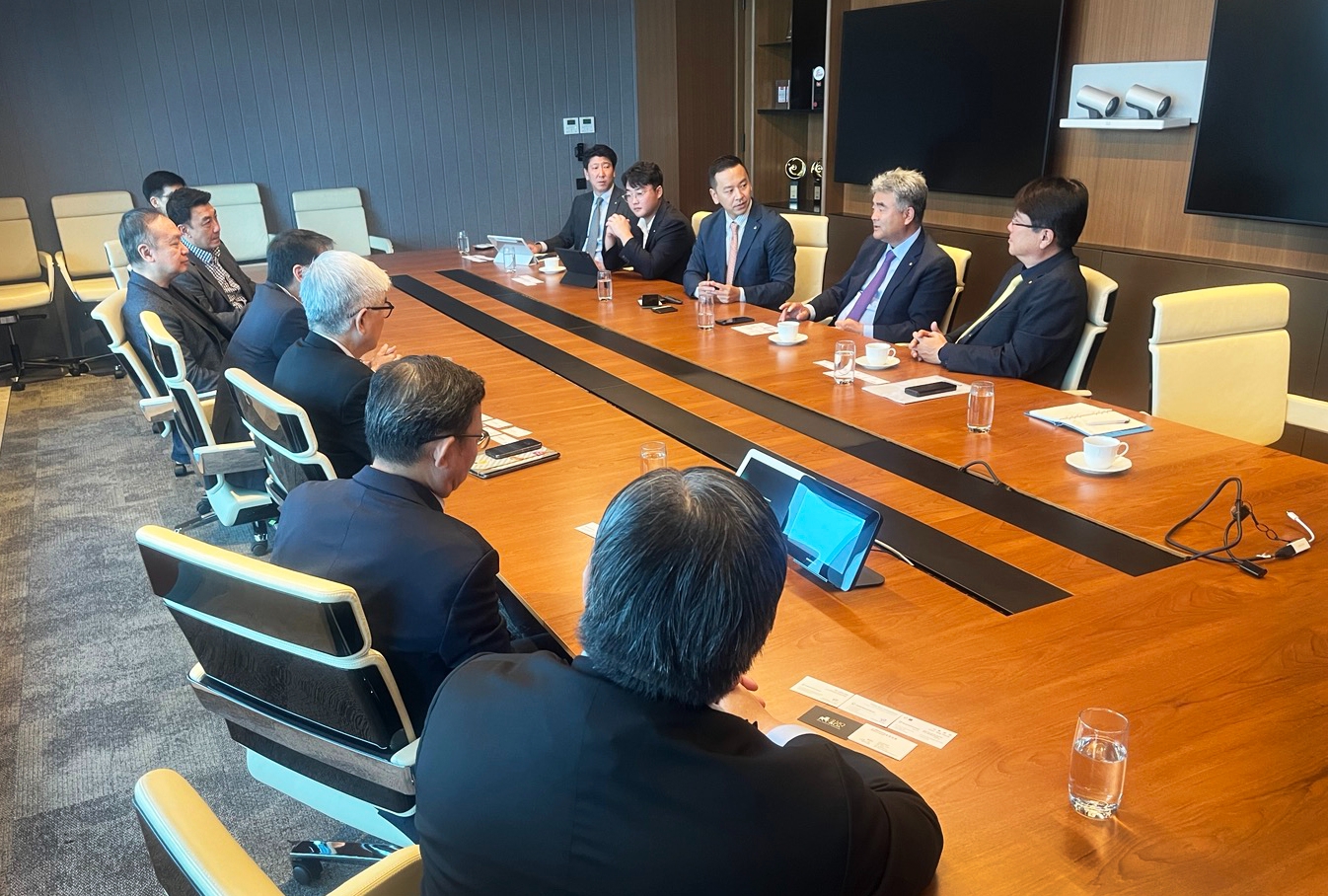 대우건설 정원주 회장이 지난 27일 케펠랜드를 방문해 CEO 등 주요 관계자들과 협력관계를 논의하고 있다. / 사진제공=대우건설