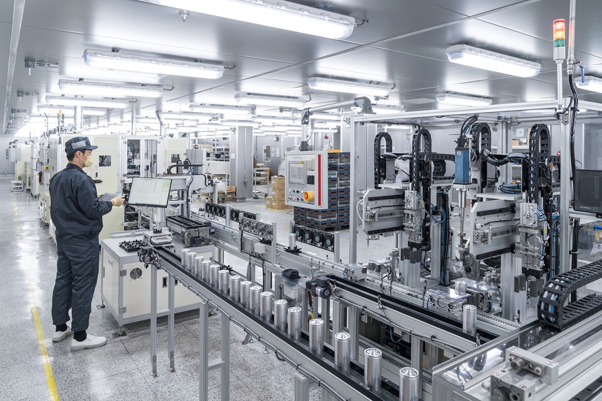 LS머트리얼즈 직원들이 군포 공장에서 울트라커패시터(UC)를 생산하고 있는 모습. /사진제공 = LS그룹