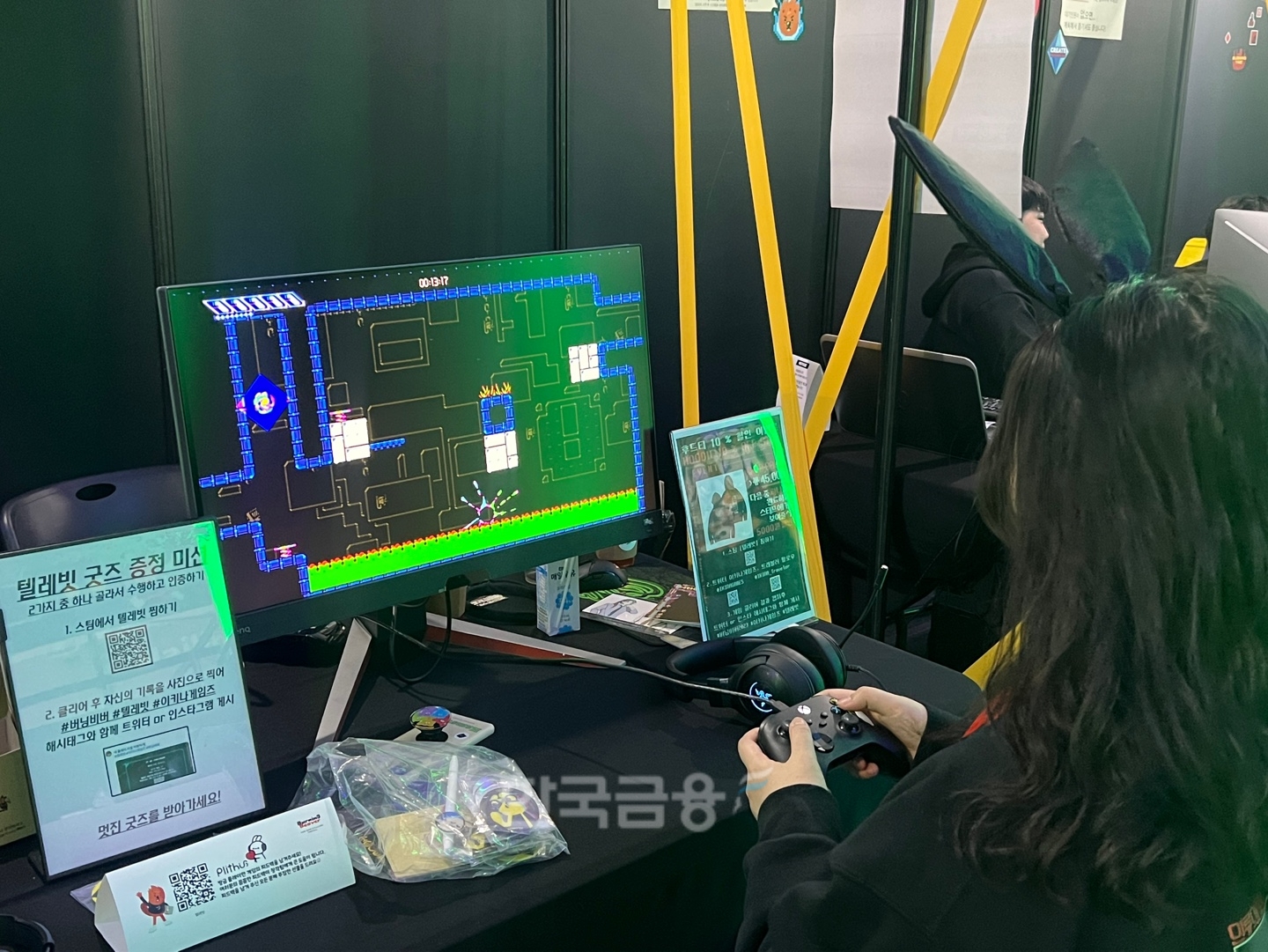 '버닝비버 2023' 방문객이 이키나게임즈의 부스를 방문해 '텔레빗'을 시연하고 있다. / 사진=이주은기자