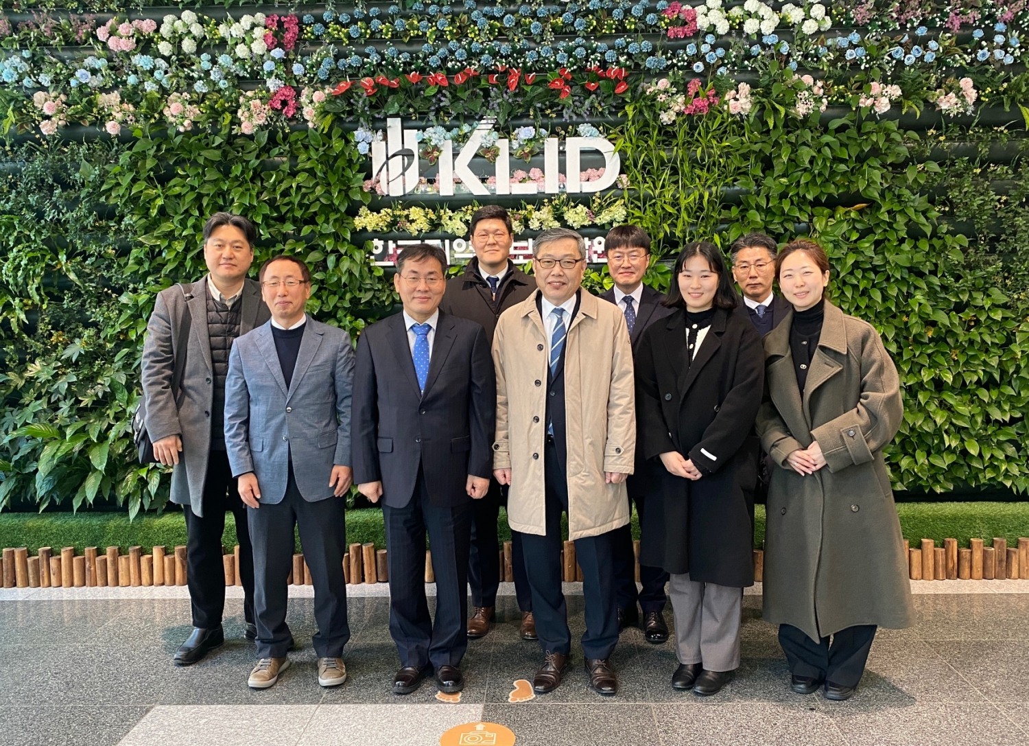 이재영 한국지역정보개발원이 한국조달연구원과 협약을 체결하고 기념촬영을 하는 모습./사진제공=한국지역정보개발원