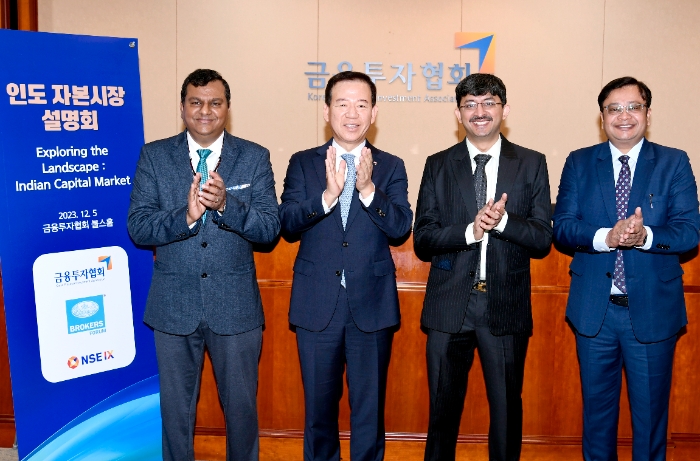 금융투자협회는 5일 금투협에서 ‘인도 자본시장 설명회’를 개최했다. (왼쪽부터) 발라수브라마니암 벤카타라마니 인도 국립증권거래소 국제금융서비스센터 CEO(최고경영자), 서유석 금융투자협회장, 우땀 바그리 뭄바이증권협회 전 회장, 아누락 반살 뭄바이증권협회 부회장. / 사진제공= 금융투자협회(2023.12.05)