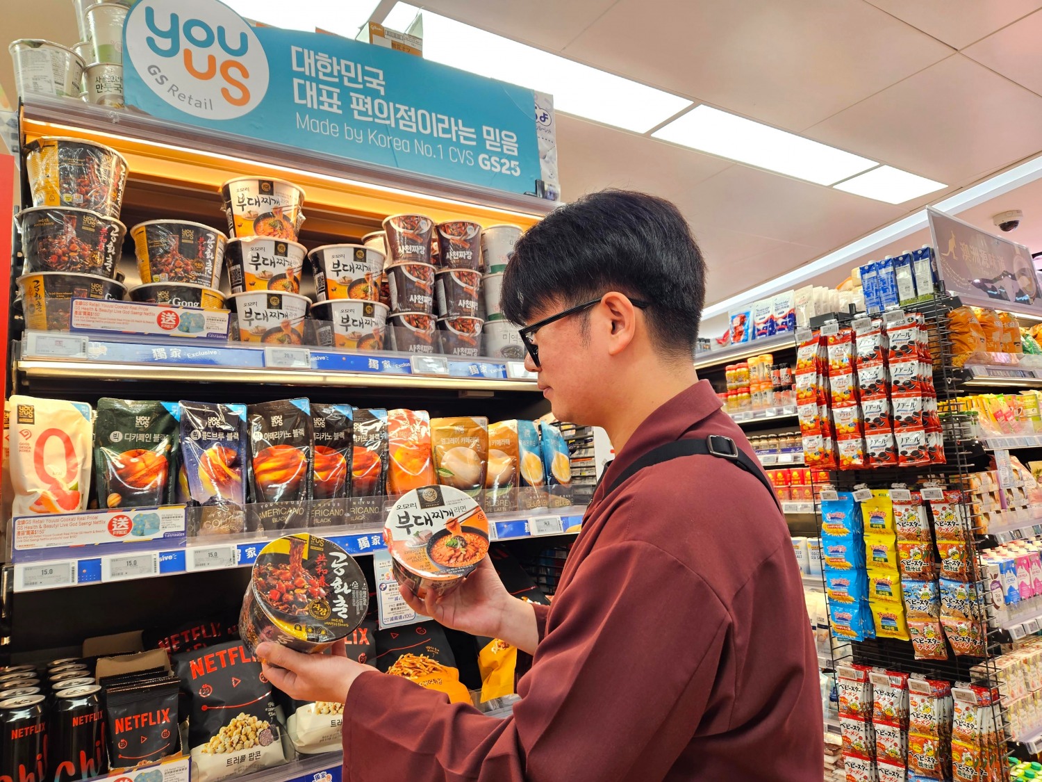 홍콩 매장에서 현지 고객이 PB용기면을 살펴보는 모습. /사진제공=GS리테일