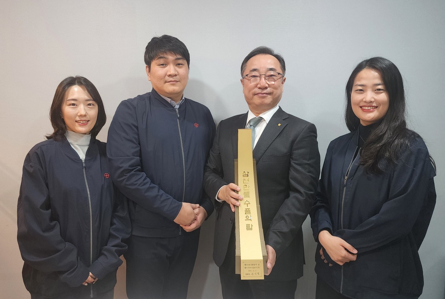 김병제 KBI알로이 대표이사(왼쪽에서 세번째)와 수출관련 직원들이 제60회 무역의 날에서 수상한 ‘삼천만불 수출의 탑’을 들고 있다./사진제공=KBI그룹