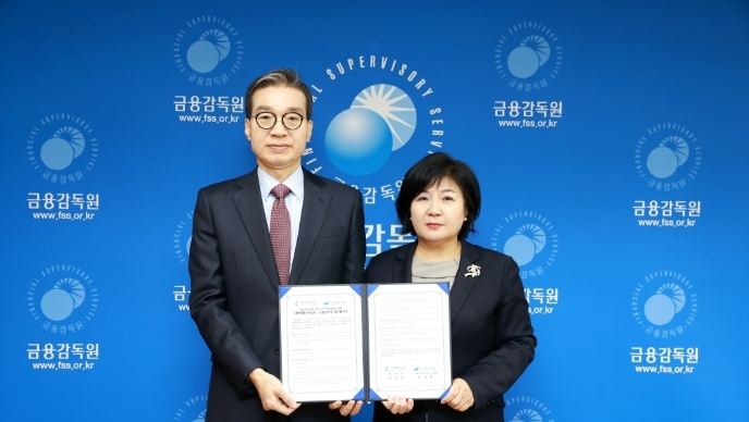 금감원이 7일 여의도 본원에서 대한법률구조공단과 불법대부계약 무효소송 지원을 위한 업무협약을 체결했다. (왼쪽부터) 이종엽 법률구조공단 이사장과 김미영 금감원 금융소비자보호처장.