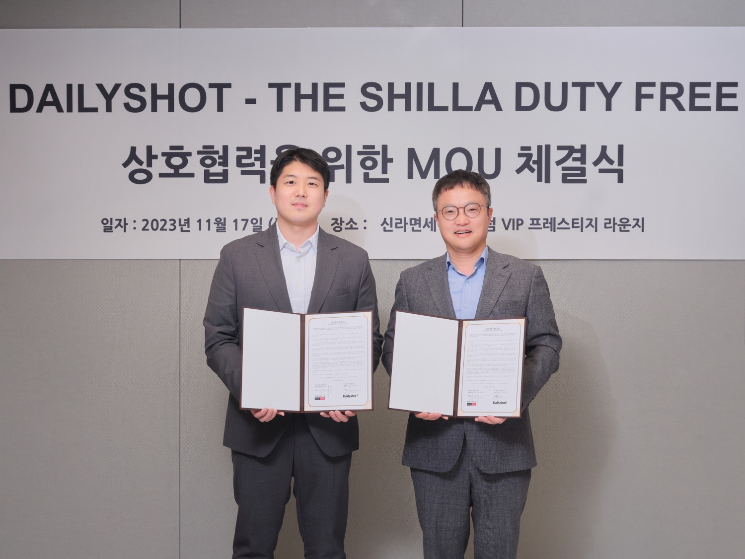 신라면세점이 주류 플랫폼 '데일리샷'과 업무협약을 체결했다. 김태호 호텔신라 TR부문장(오른쪽)과 김민욱 데일리샷 대표가 신라면세점 서울점 VIP 라운지에서 전략적 사업 제휴를 위한 업무 협약을 체결한 후 기념 촬영을 하고 있다./사진제공=신라면세점