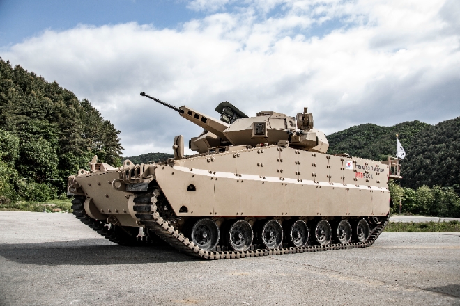 한화에어로스페이스는 호주법인(HDA : Hanwha Defense Australia)과 호주 국방부 간에 미래형 궤도 보병전투장갑차량(IFV)인 레드백 129대 등을 공급하는 3조1649억 원 규모의 본계약을 체결했다. 사진=한화에어로스페이스.