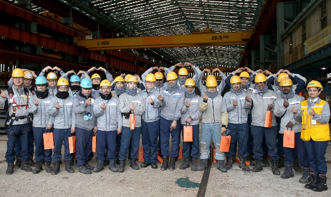 한화오션(부회장 권혁웅)은 외국인 동료에게 방한용품을 전달하는 ‘외국인 동료의 따뜻한 겨울나기’ 행사를 한화오션 거제사업장에서 실시했다. 사진=한화오션.