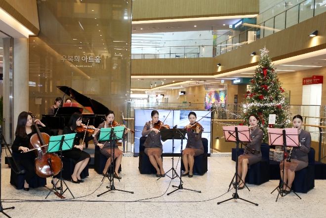 아시아나항공(대표 원유석)의 캐빈 챔버 앙상블(Cabin Chamber Ensemble)은 13일 서울 강서구 이대서울병원 로비에서 환자들의 쾌유를 비는 연주회를 열었다. 사진=아시아나항공.