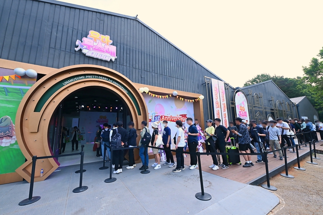 방문객들이 지난 6월 서울 광진구에서 열린 '우마무스메' 첫 오프라인 행사장에서 입장을 기다리고 있다. / 사진제공=카카오게임즈