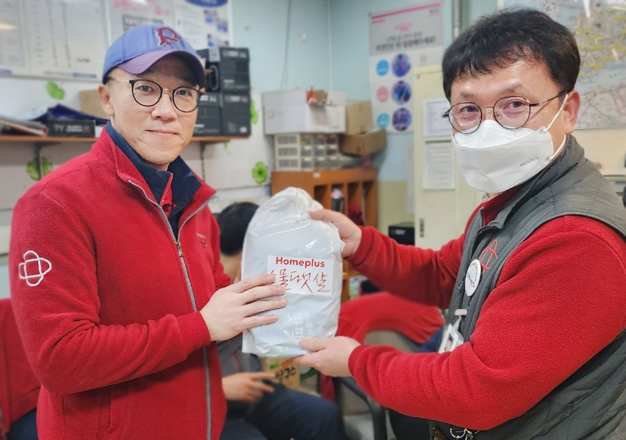 홈플러스가 한랭질환 키트를 직원들에게 전달했다. /사진제공=홈플러스