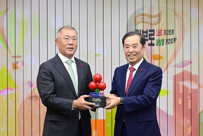 현대차그룹 정의선 회장(왼쪽)과 사회복지공동모금회 김병준 회장. 사진=현대차그룹