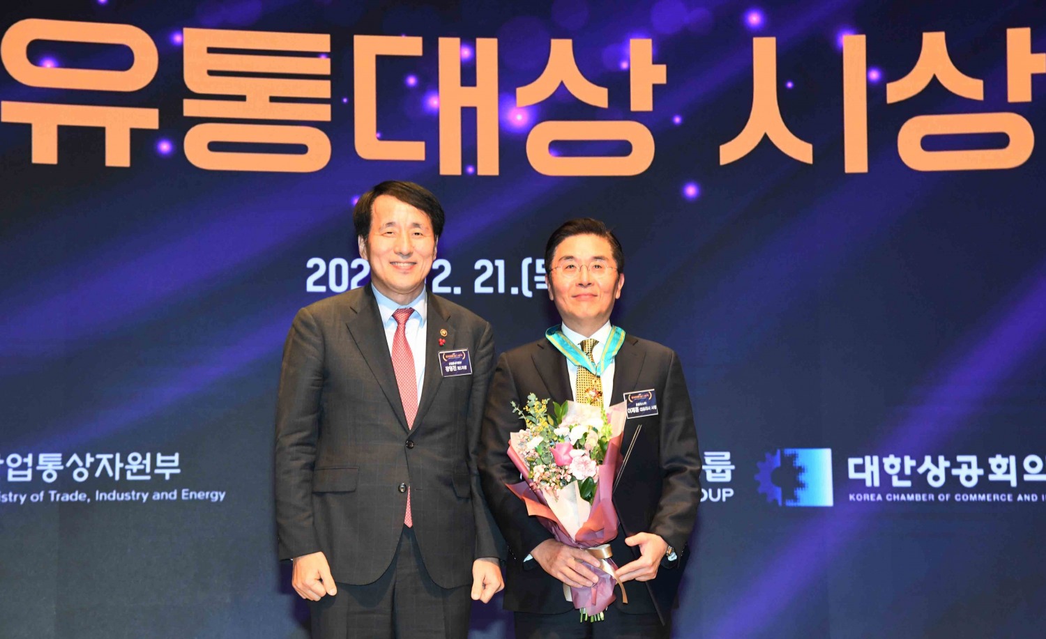 이제훈 홈플러스 사장이 제28회 한국유통대상 동탑산업훈장을 수상했다. 사진은 장영진 산업통상자원부 제1차관이 21일 오후 대한상공회의소 국제회의장에서 열린 시상식에 참석해 이 사장에게 동탑산업훈장을 수여하는 모습./사진제공=홈플러스